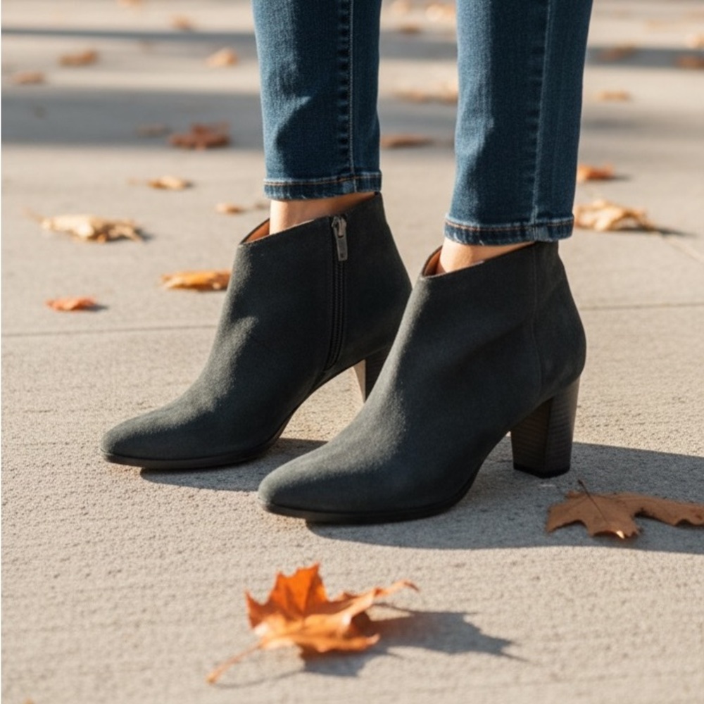 Manolo Blahnik Brusta Gray Suede Heeled Ankle‎ Booties Sz 7.5 37.5